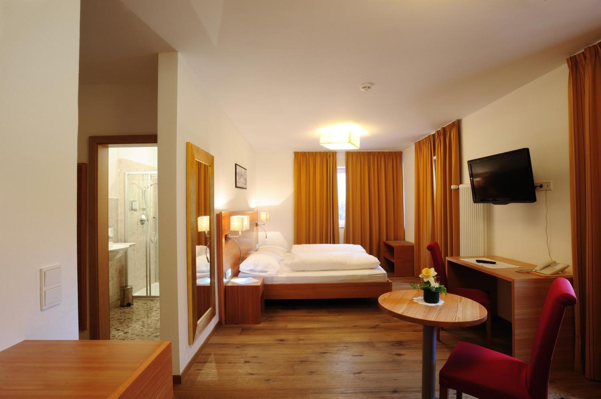 Hotel Teutschhaus Cortina Sulla Strada del Vino Esterno foto