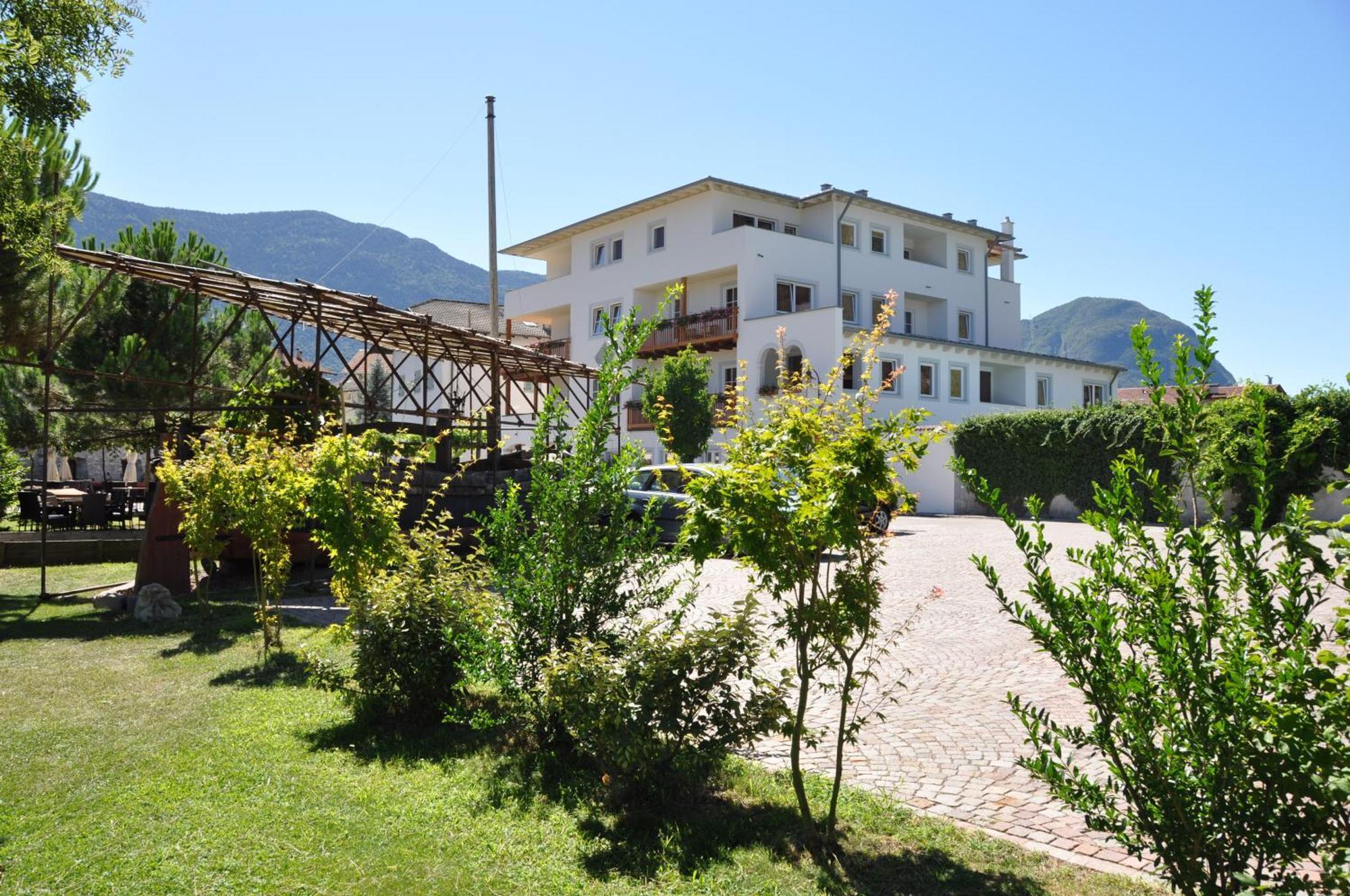 Hotel Teutschhaus Cortina Sulla Strada del Vino Esterno foto