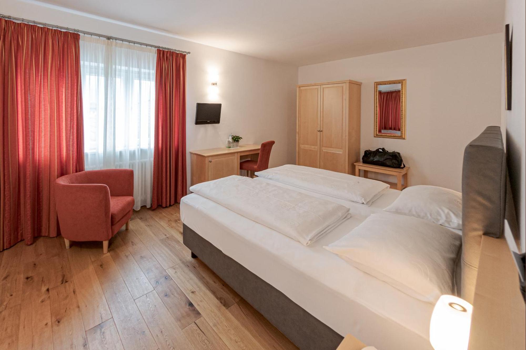 Hotel Teutschhaus Cortina Sulla Strada del Vino Esterno foto