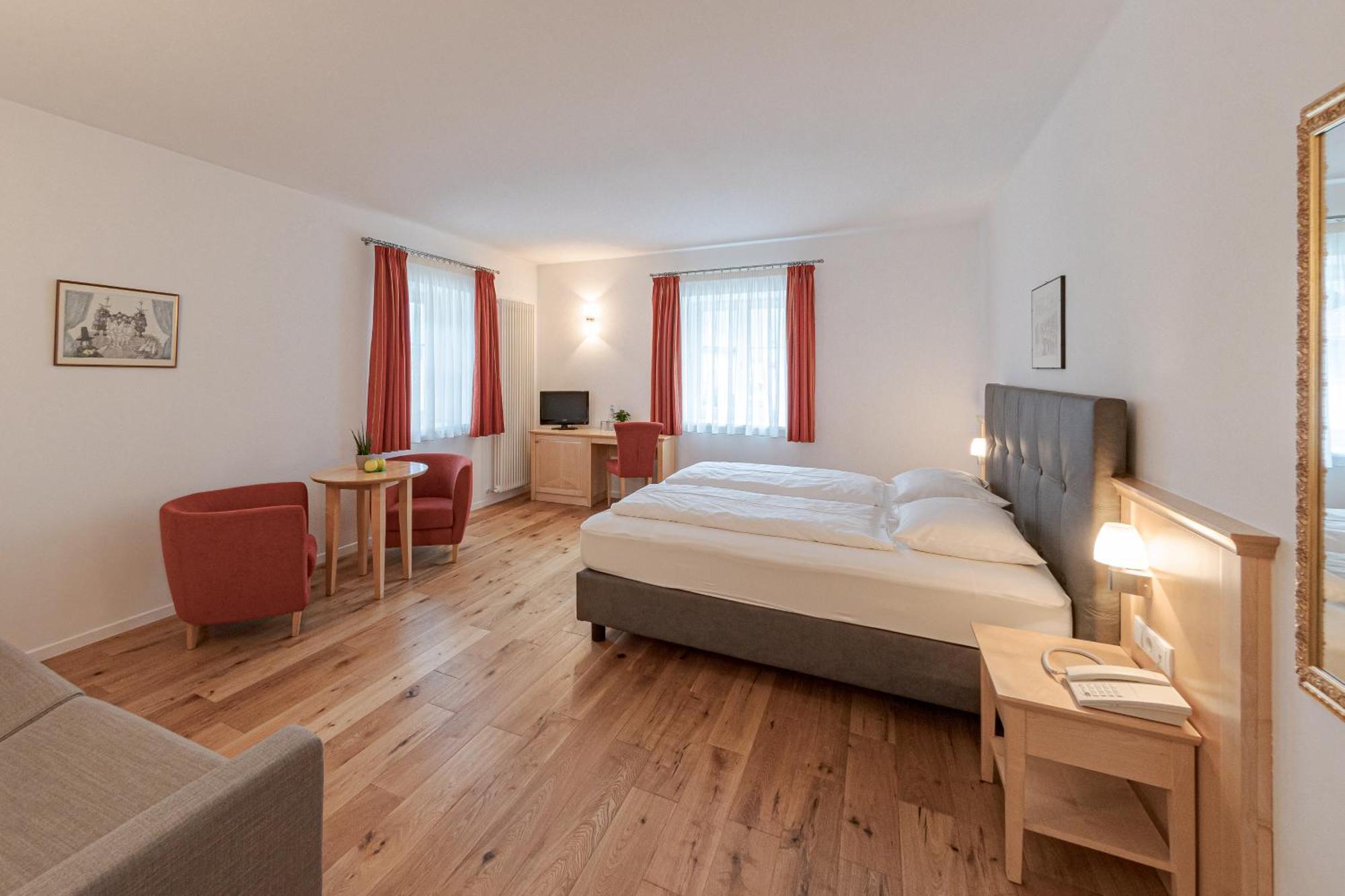 Hotel Teutschhaus Cortina Sulla Strada del Vino Esterno foto
