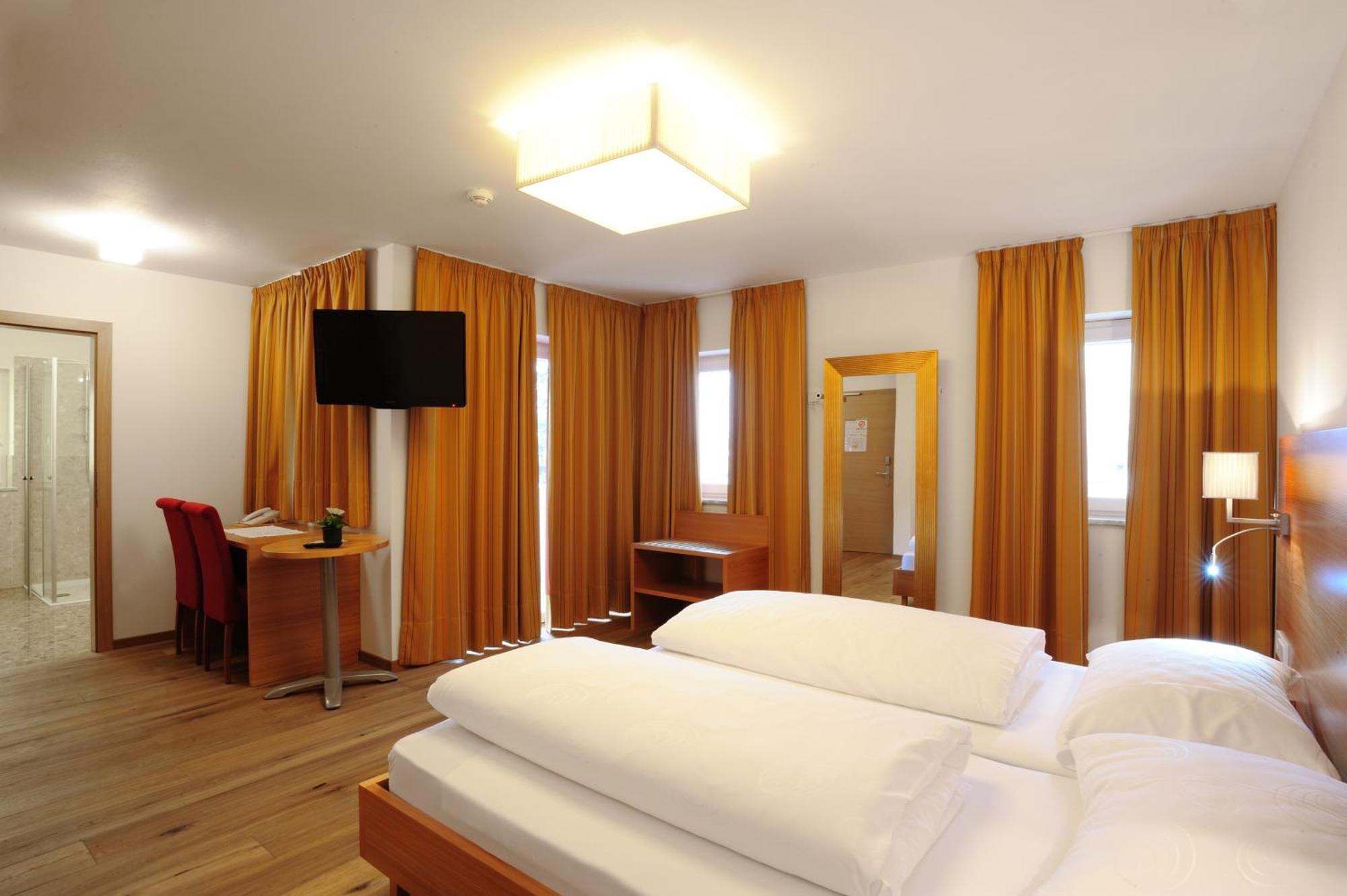 Hotel Teutschhaus Cortina Sulla Strada del Vino Esterno foto