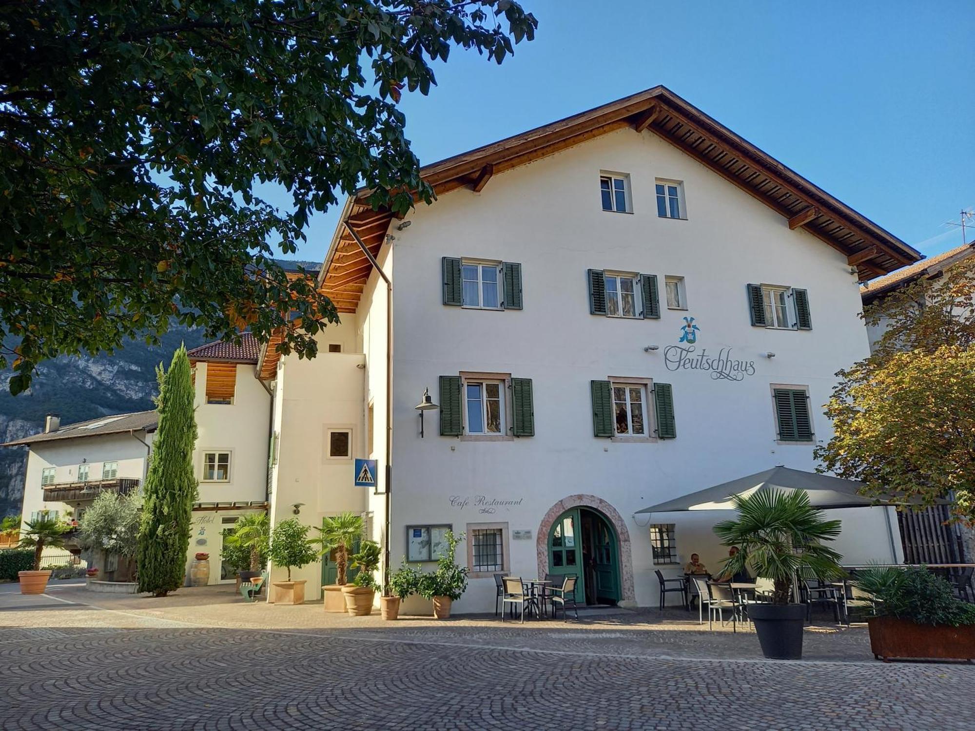 Hotel Teutschhaus Cortina Sulla Strada del Vino Esterno foto