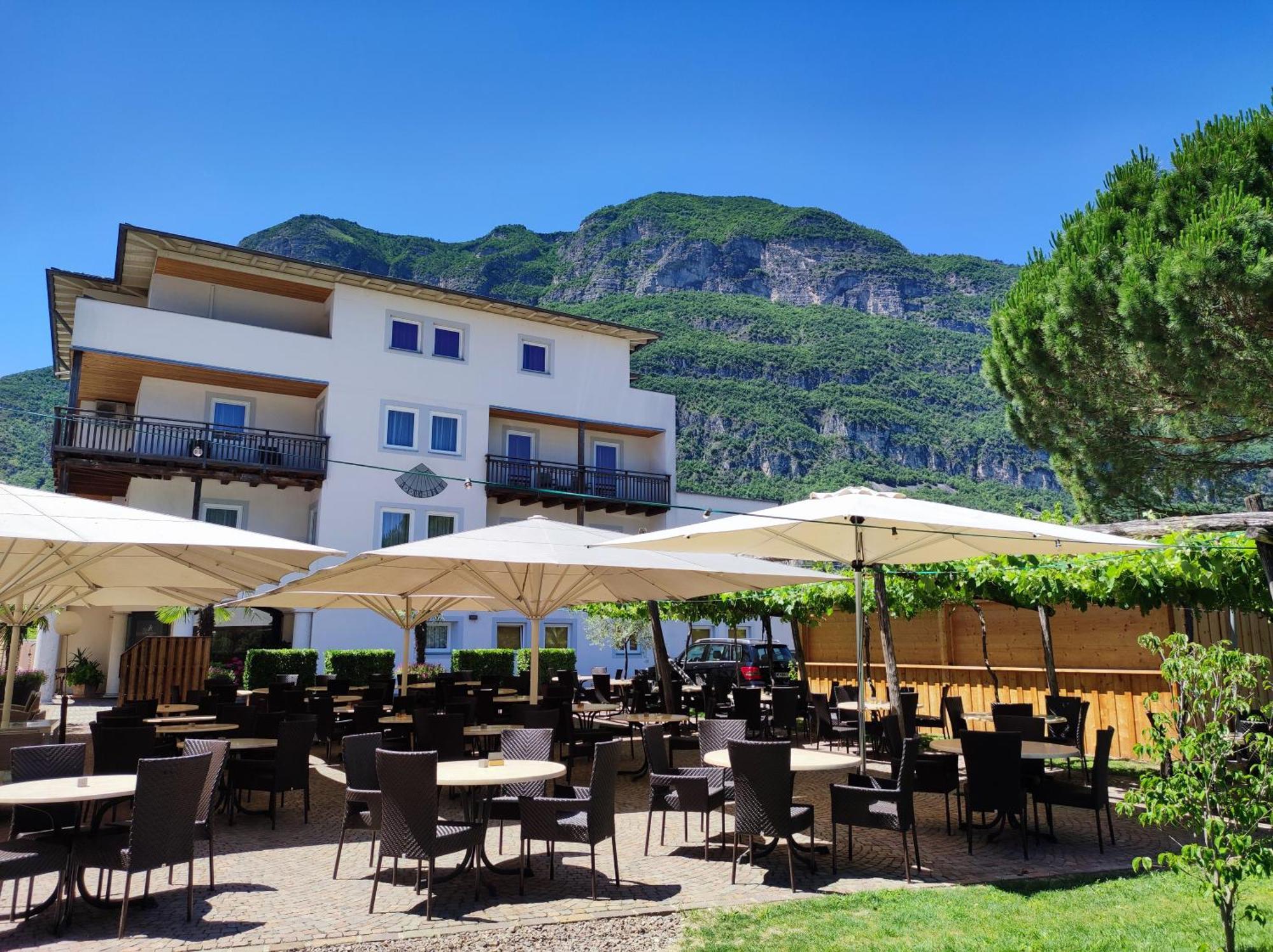 Hotel Teutschhaus Cortina Sulla Strada del Vino Esterno foto