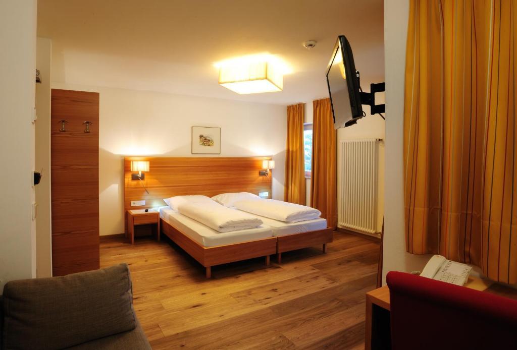Hotel Teutschhaus Cortina Sulla Strada del Vino Camera foto