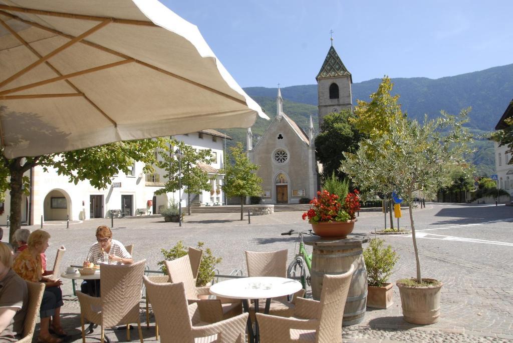 Hotel Teutschhaus Cortina Sulla Strada del Vino Esterno foto