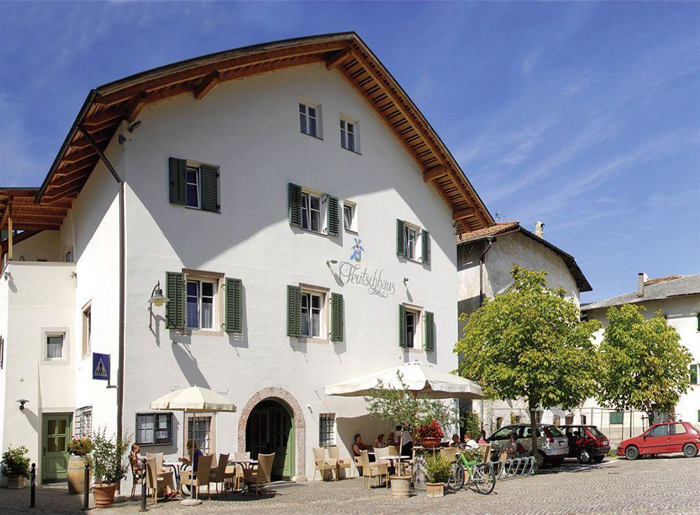 Hotel Teutschhaus Cortina Sulla Strada del Vino Esterno foto