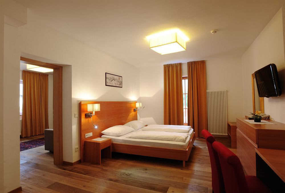 Hotel Teutschhaus Cortina Sulla Strada del Vino Esterno foto